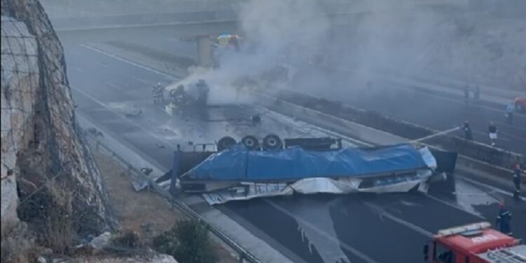 Ανατροπή νταλίκας στην Αθηνών – Κορίνθου στα Μέγαρα – Το όχημα τυλίχθηκε στις φλόγες