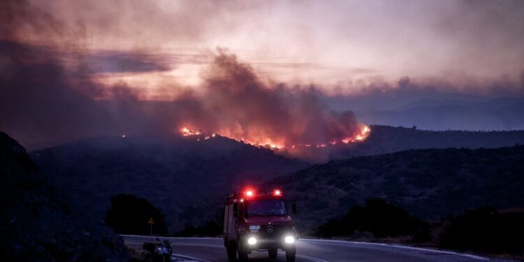Φωτιά στο Πετρωτό Φθιώτιδας – Ισχυρές πυροσβεστικές δυνάμεις στο σημείο