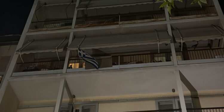 «Και τα άλλα παιδιά στο σπίτι τα είχε γεννήσει» λένε γείτονες της 34χρονης που πέθανε μαζί με το μωρό της στα Πατήσια