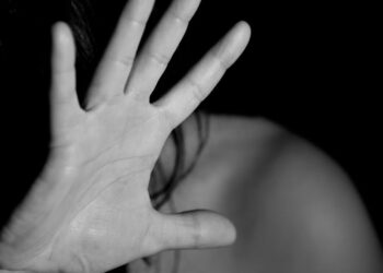 Αγρίνιο: 19χρονη κατήγγειλε τους γονείς της – Είπε ότι ο πατέρας της την απείλησε με όπλο