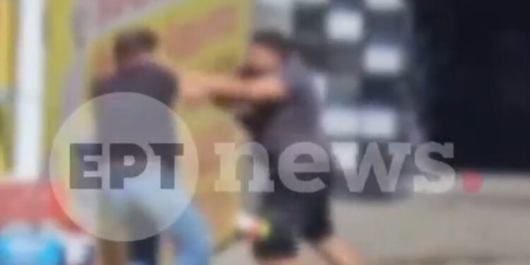 Νέα Φιλαδέλφεια: Βίντεο με άγριο ξυλοδαρμό οδηγών – Τσακώθηκαν για την προτεραιότητα σε φανάρι