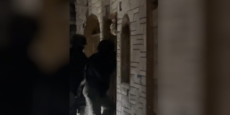 Αττική: Βίντεο από επιχείρηση του ελληνικού FBI – Τέσσερις συλλήψεις