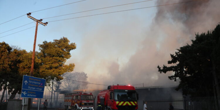 Μενίδι: Οριοθετήθηκε η φωτιά – Καταστράφηκαν ολοσχερώς δύο επιχειρήσεις