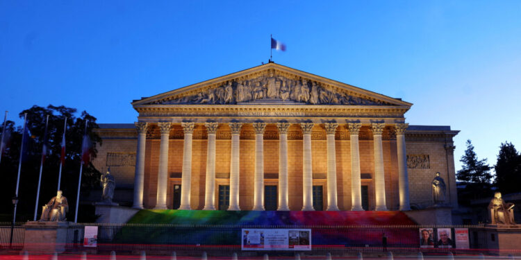 H Fitch υποβαθμίζει την πιστοληπτική ικανότητα της Γαλλίας