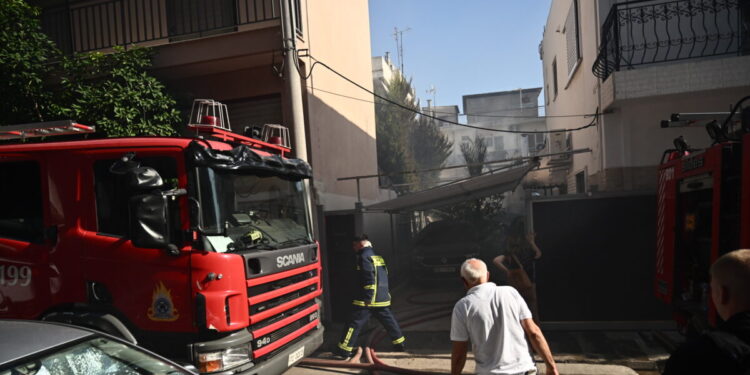 Φωτιά σε διαμέρισμα στο Αιγάλεω: Νεαρός πήδηξε από το μπαλκόνι για να γλιτώσει – Απεγκλωβίστηκαν 2 ηλικιωμένοι