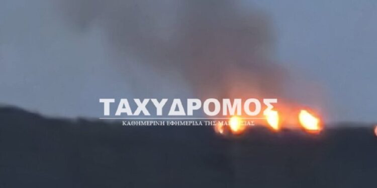 Φωτιά σε λόφο έξω από τον Βόλο – Ισχυρές δυνάμεις στο σημείο