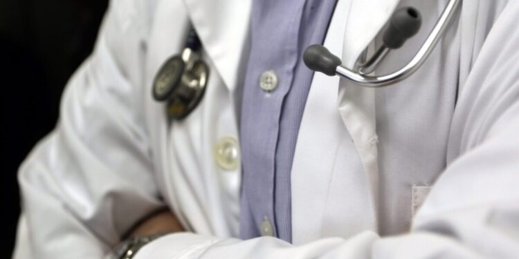 Πατούλης για τον καρδιοχειρουργό με το φακελάκι στο Ιπποκράτειο: «Θα χάσει την άδεια του αν ισχύουν οι καταγγελίες»