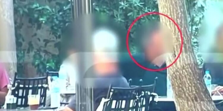 Ο καρδιοχειρουργός του Ιπποκράτειου με το «φακελάκι» έπινε καφέ δύο μέρες αφού δήλωσε ότι νοσηλεύεται στη ΜΑΦ