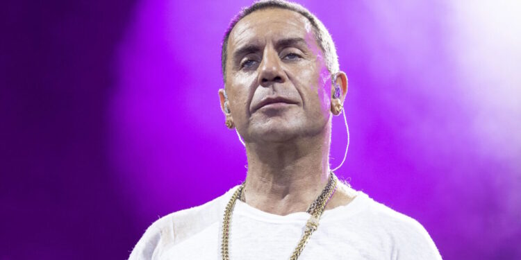 Ο Γιώργος Μαζωνάκης κατέθεσε μήνυση εναντίον της οικογένειάς του – Φωτογραφίες από τα δικαστήρια