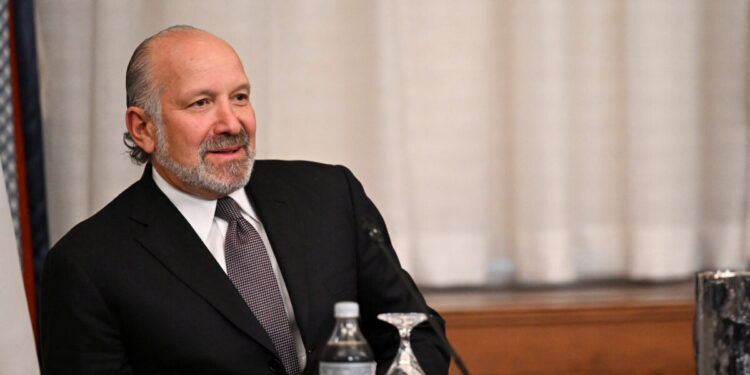 Η αβεβαιότητα σχετικά με τους δασμούς Τραμπ καθυστερεί την οικονομική «δύναμη» που προέβλεψε ο Λούτνικ