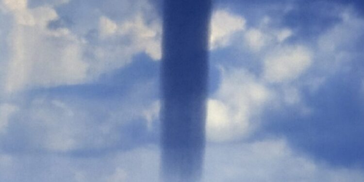 Εντυπωσιακός υδροστρόβιλος στη Χαλκιδική – Έμοιαζε με στήλη που ένωνε ουρανό και θάλασσα