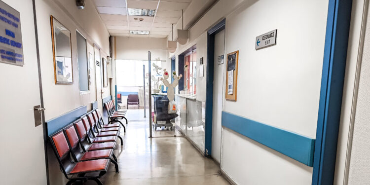 Διευθυντής της καρδιοχειρουργικής του Ιπποκράτειου συνελήφθη για φακελάκι 5.000 ευρώ