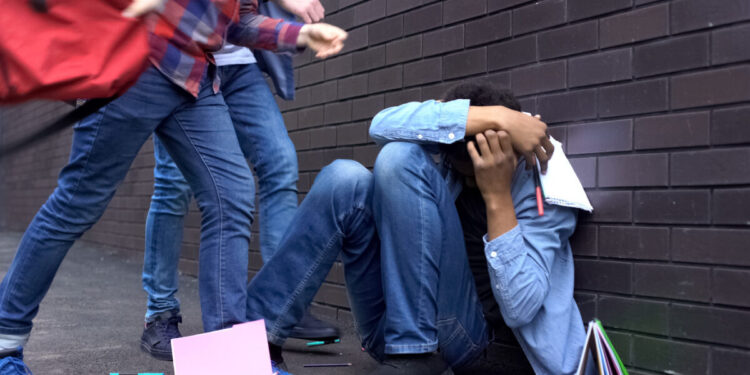 Πάτρα: Ανήλικοι πέταξαν πυροτεχνήματα και αυγά σε μαθητές ενώ έκαναν μάθημα – Δείτε βίντεο