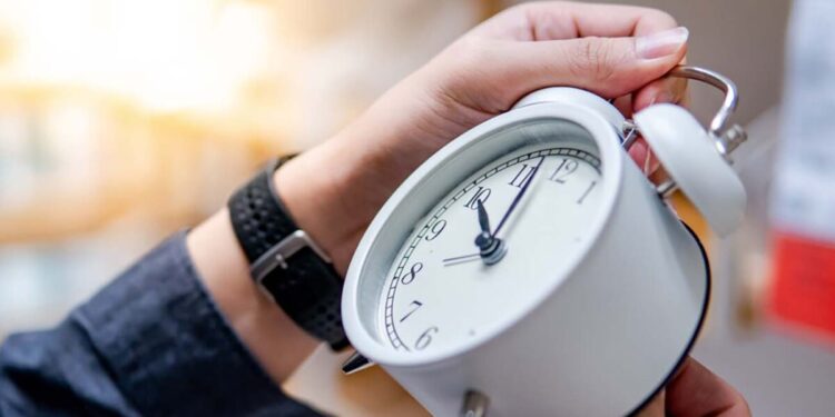 Αλλαγή ώρα 2025: Πότε θα γυρίσουμε το ρολόι μία ώρα πίσω κερδίζοντας και 60 λεπτά παραπάνω ύπνου