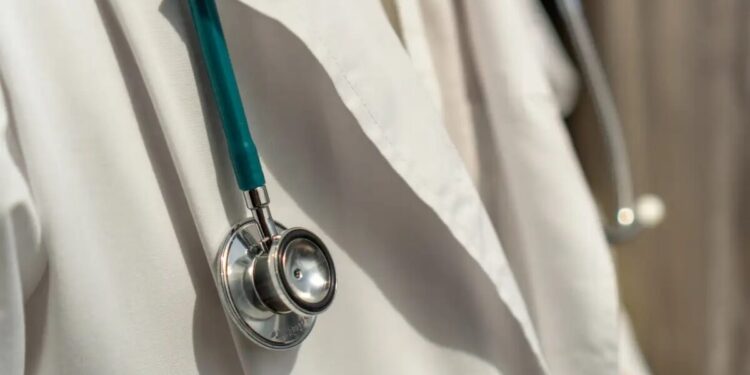 «Πατάνε στην ανάγκη σου» λέει η σύζυγος του ασθενή που κατήγγειλε για «φακελάκι» τον διευθυντή του Ιπποκράτειου