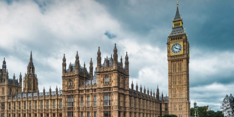 Σε αναταραχή οι αγορές της Βρετανίας: Στα ύψη οι αποδόσεις των ομολόγων, στα τάρταρα η λίρα και το χρηματιστήριο του Λονδίνου