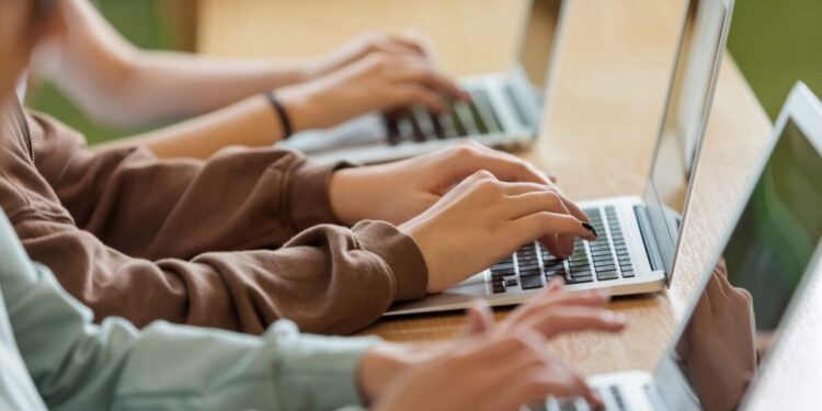 Ειδικό εποχικό βοήθημα: Ξεκινούν οι αιτήσεις για το επίδομα της ΔΥΠΑ