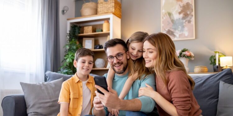 Πακέτο ΔΕΘ: Στα 1,7 δισ. ευρώ ο λογαριασμός των νέων μόνιμων μέτρων στήριξης – Οικογένειες με παιδιά και ένστολοι οι κερδισμένοι