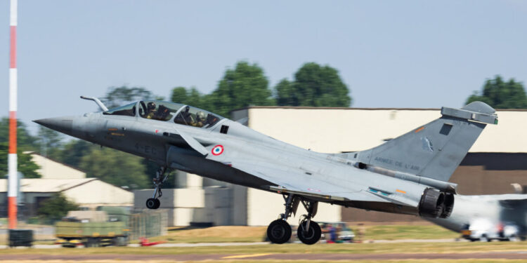 Γαλλία: «Στον αέρα» τα έσοδα των αμυντικών εταιρειών Thales και Dassault λόγω της πολιτικής αναταραχής