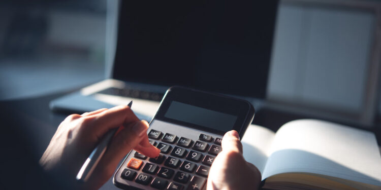 Καθυστερήσεις στον ρυθμό εκκαθάρισης των κόκκινων δανείων – Τι δρομολογεί το ΥΠΟΙΚ για το ιδιωτικό χρέος