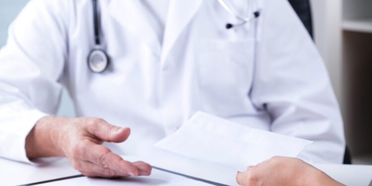 Συνελήφθη διευθυντής της καρδιοχειρουργικής του Ιπποκράτειου για φακελάκι 5.000 ευρώ