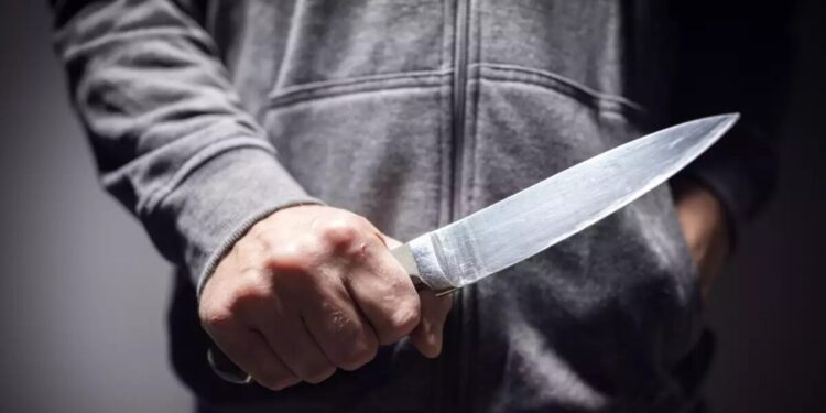 Χανιά: Έβαλε το μαχαίρι στο λαιμό της συζύγου του ώρα που μιλούσε με τον γιο τους – Στη φυλακή για 43μήνες 61χρονος