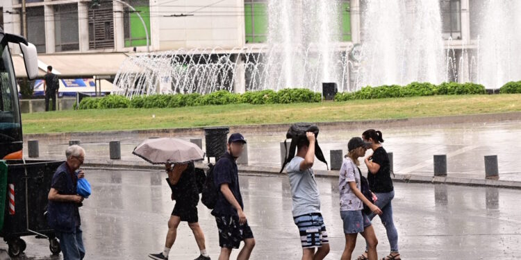 Καιρός σήμερα: Καταιγίδες σε Ιόνιο, Αιτωλοακαρνανία και δυτική Πελοπόννησο – Πέφτει στους 22 βαθμούς η θερμοκρασία στα βόρεια