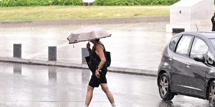 Καιρός σήμερα: Στους 36 βαθμούς Κελσίου φτάνει ο υδράργυρος – Τοπικές βροχές και καταιγίδες στα βόρεια και δυτικά