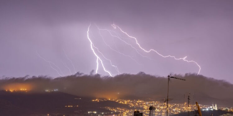 Καιρός: Οι περιοχές που θα πληγούν από ισχυρές βροχές και καταιγίδες τις επόμενες ώρες – Πτώση της θερμοκρασίας την Κυριακή