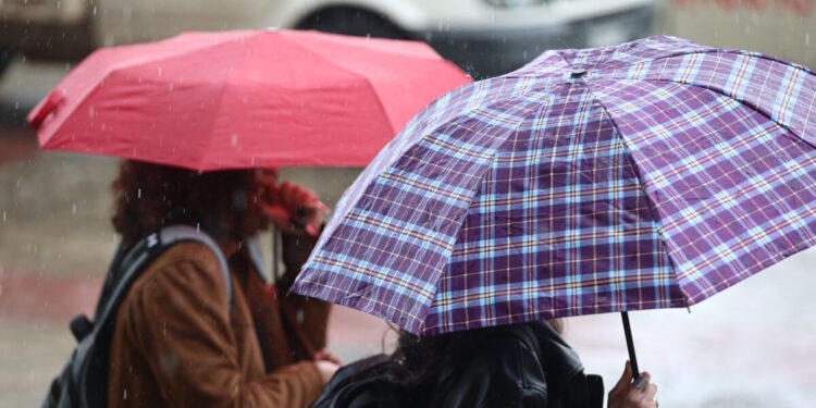 Καιρός αύριο: Τοπικές βροχές και καταιγίδες – Στους 26 βαθμούς η θερμοκρασία