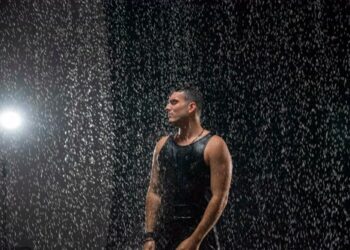 Γιώργος Κακοσαίος: Με sexy dark διάθεση στο νέο του video clip «Ούτε εχθροί ούτε φίλοι»