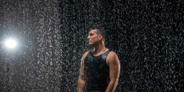 Γιώργος Κακοσαίος: Με sexy dark διάθεση στο νέο του video clip «Ούτε εχθροί ούτε φίλοι»