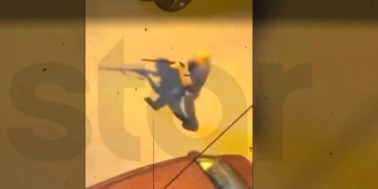 Θεσσαλονίκη: Ένοπλος απείλησε με καραμπίνα νεαρούς σε πάρκο γιατί έκαναν φασαρία – Βίντεο ντοκουμέντο