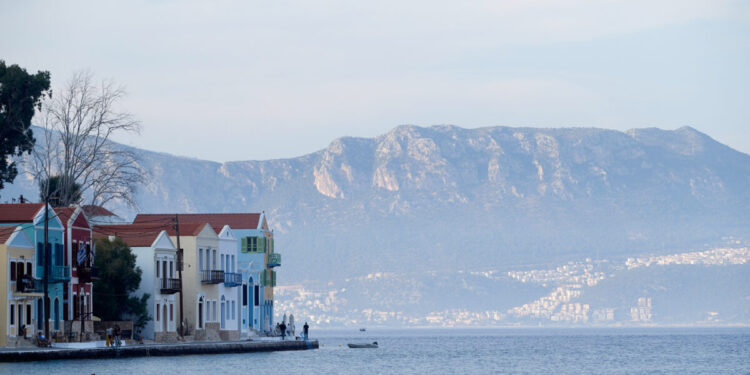 Ποιο είναι το όφελος των φορολογουμένων από τη μείωση 30% στους συντελεστές ΦΠΑ στα νησιά – Παραδείγματα
