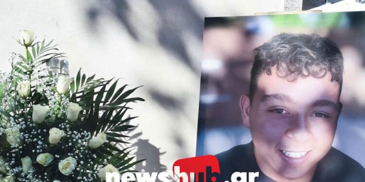Ηράκλειο: Σπαραγμός στην κηδεία του 17χρονου που σκοτώθηκε στον ΒΟΑΚ – Σε λευκό φέρετρο η σορός, μοίραζαν μπουμπουνιέρες