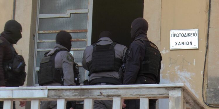 Κρήτη: Ανώτερος κληρικός ζήτησε από μέλη του κυκλώματος να ξυλοκοπήσουν άτομα με τα οποία είχε διαμάχη – Ειρωνικοί οι συλληφθέντες