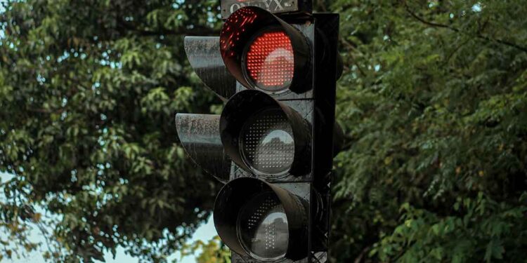 Ναύπακτος: Μοτοσικλετιστής πέρασε με κόκκινο και συγκρούστηκε με μηχανάκι – Δύο τραυματισμοί