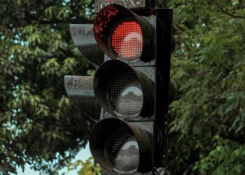 Ναύπακτος: Μοτοσικλετιστής πέρασε με κόκκινο και συγκρούστηκε με μηχανάκι – Δύο τραυματισμοί