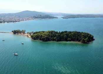 Νησάκι Κουκουμίτσα: Το σμαράγδι της Βόνιτσας (video)