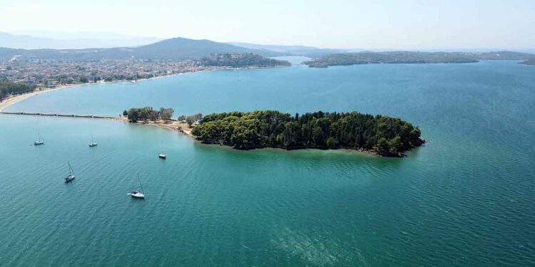 Νησάκι Κουκουμίτσα: Το σμαράγδι της Βόνιτσας (video)