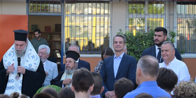 Ο Κυριάκος Μητσοτάκης στον αγιασμό του ανακαινισμένου 8ο δημοτικού Φιλαδέλφειας