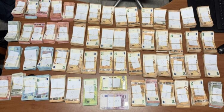 Ομόνοια: Χειροπέδες σε 58χρονο που πουλούσε λαθραία ηλεκτρονικά τσιγάρα – Είχε στην κατοχή του πάνω από 237.000 ευρώ