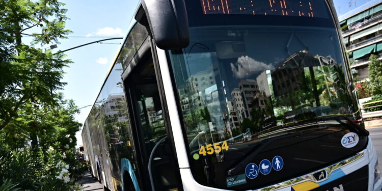 Νέος Κόσμος: Σύγκρουση λεωφορείου με γερανό στη Λεωφόρο Συγγρού