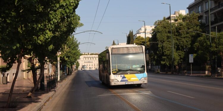 Γλυφάδα: Προσπάθησε να κατεβάσει το παντελόνι του μέσα σε λεωφορείο – Τον έσπρωξε επιβάτης και τον τραυμάτισε
