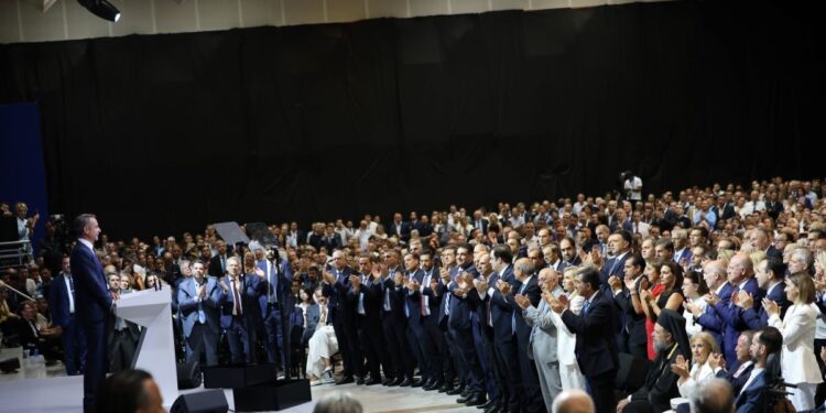 Μαρέβα Γκραμπόφσκι: Με ολόλευκο κοστούμι παρακολούθησε την ομιλία Μητσοτάκη στη ΔΕΘ