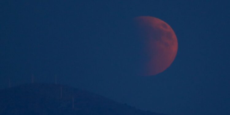Απόψε το «Ματωμένο φεγγάρι»: Live η ολική έκλειψη σελήνης