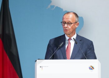 Μερτς κατά των δασμών και του προστατευτισμού – Ζητά πιο ευέλικτη πορεία στην αποχώρηση από τους θερμικούς κινητήρες