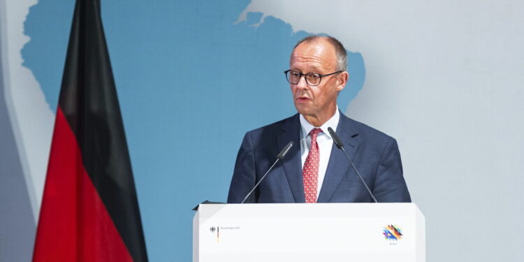 Μερτς κατά των δασμών και του προστατευτισμού – Ζητά πιο ευέλικτη πορεία στην αποχώρηση από τους θερμικούς κινητήρες