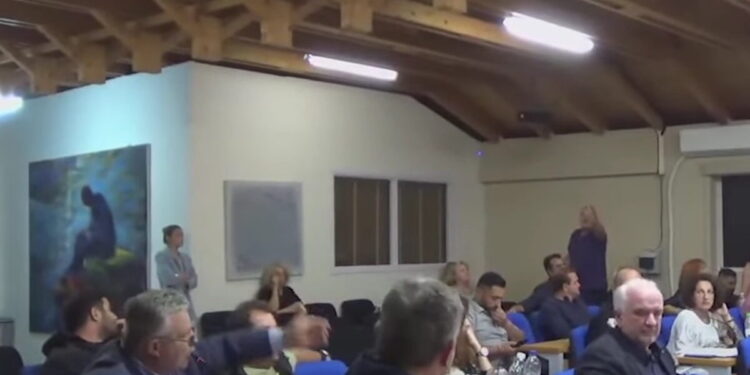 Μεσολόγγι: Χάος στο δημοτικό συμβούλιο – «Θα περπατάς στον δρόμο με φουστίτσα» είπε ο πρώην δήμαρχος