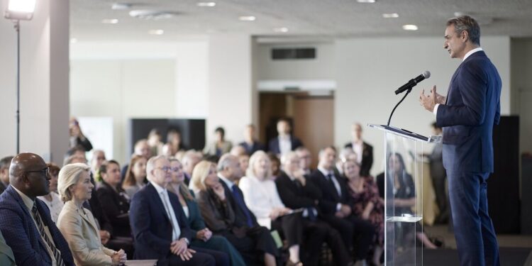 Μητσοτάκης: Εξετάζουμε την απαγόρευση των social media σε ανήλικους κάτω των 16 ετών